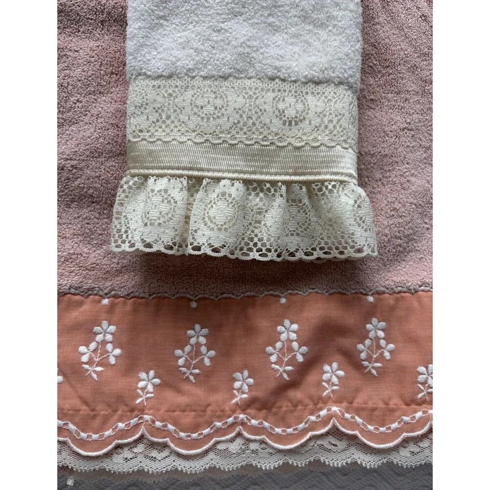 VTG Decorative Cottagecore Bath Towels Mismatch Pair Peach Cream Ruffle Fluffy